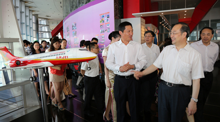 楊振武等一行觀(guān)看ARJ21-700飛機模型