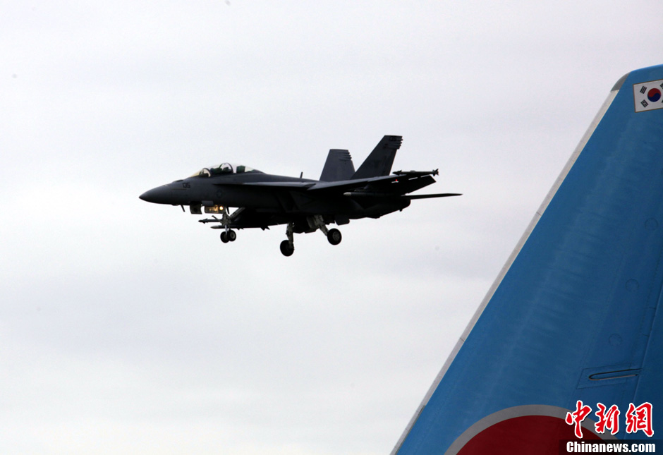 美國海軍航空兵超級大黃蜂戰斗機進(jìn)行飛行表演