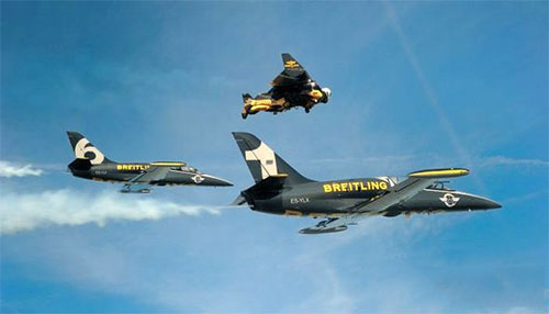 伊夫·羅西與百年靈空中漫步特技飛行隊的波音史提曼雙翼飛機并肩飛翔